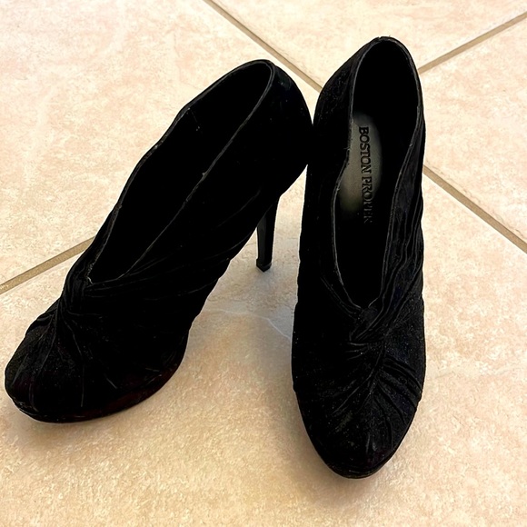 Boston Proper size 6 black velvet booties - Picture 1 of 7